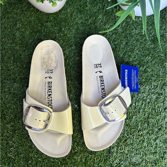 BIRKENSTOCK
Madrid Big Buckle
Natural Leather Patent
Yellow/High Shine Butter - Picture 13 of 17